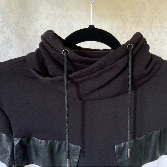 Mens Black and white color block Cowl Neck Sweatshirt by H&M - Picture 4 of 8